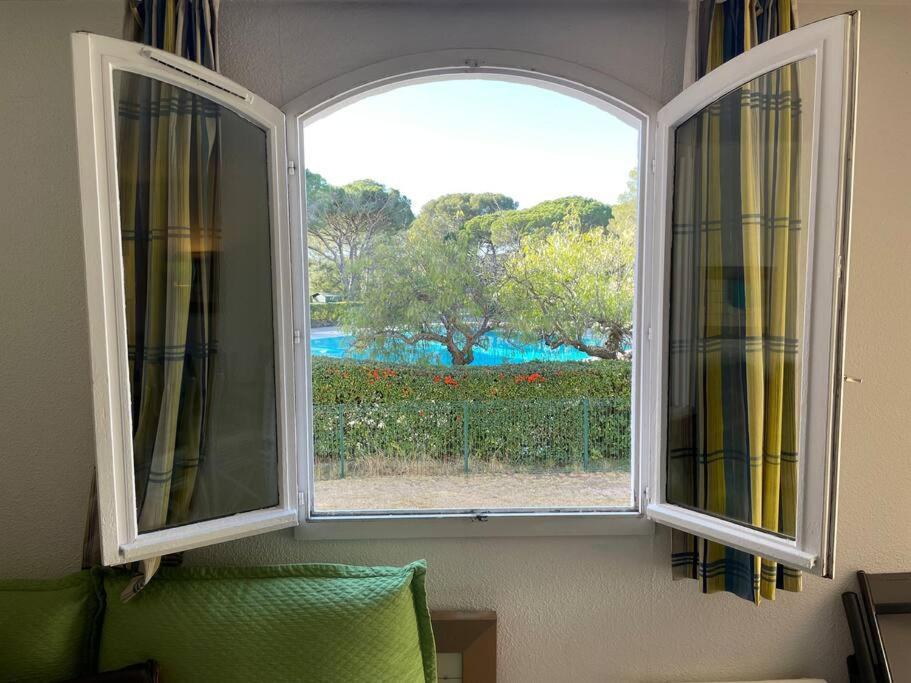 Bel appartement à Saint-Raphaël avec vue piscine Exterior foto