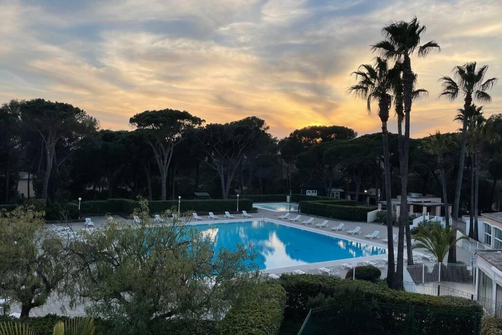 Bel appartement à Saint-Raphaël avec vue piscine Exterior foto