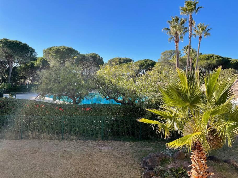 Bel appartement à Saint-Raphaël avec vue piscine Exterior foto