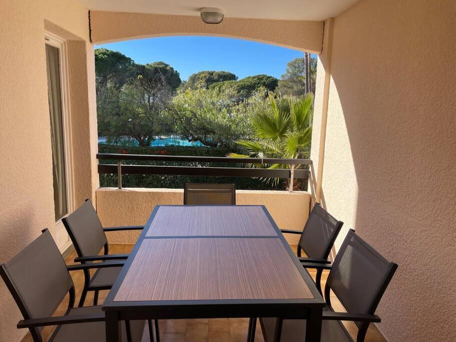 Bel appartement à Saint-Raphaël avec vue piscine Exterior foto
