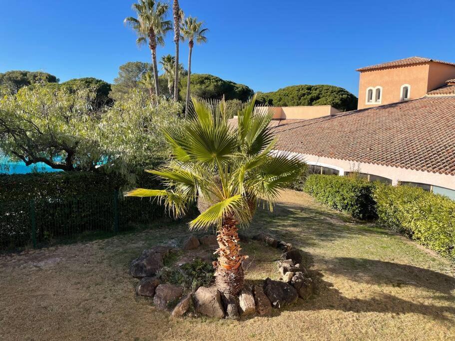 Bel appartement à Saint-Raphaël avec vue piscine Exterior foto