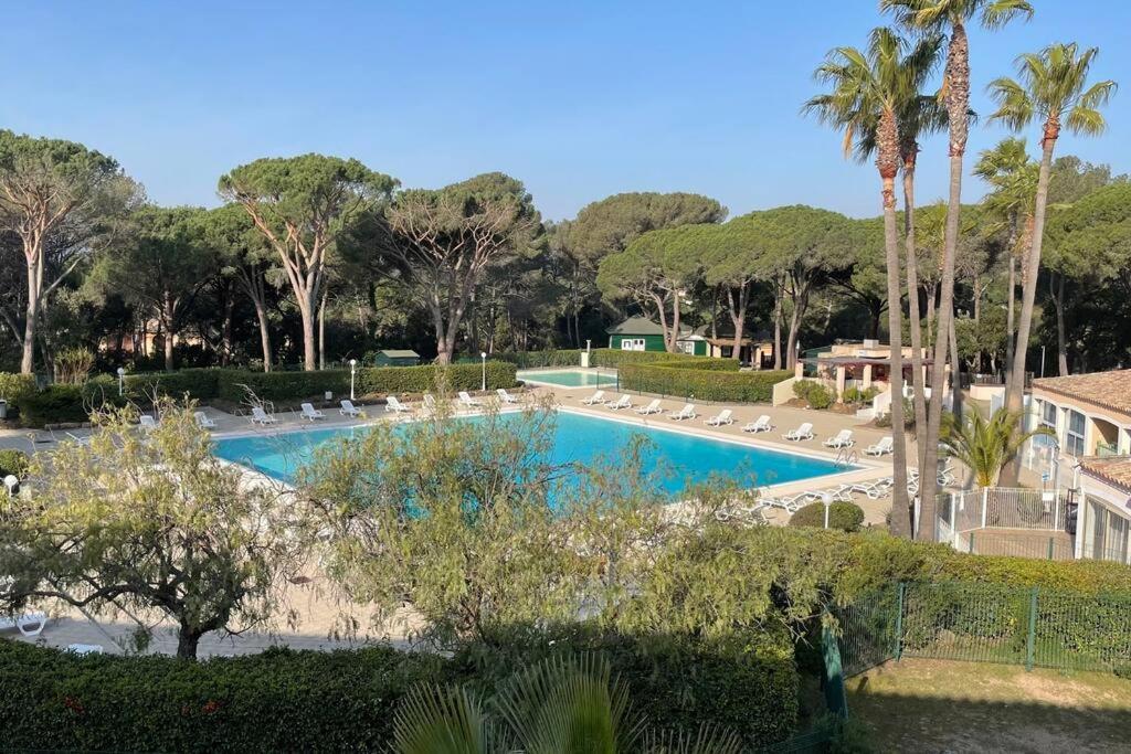 Bel appartement à Saint-Raphaël avec vue piscine Exterior foto