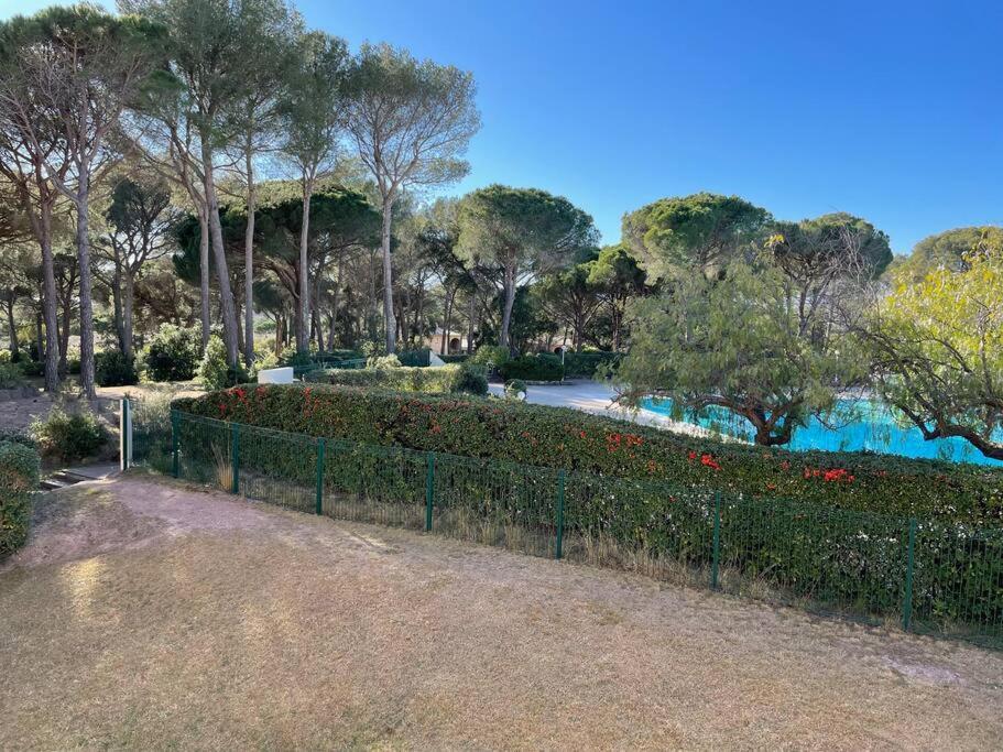 Bel appartement à Saint-Raphaël avec vue piscine Exterior foto